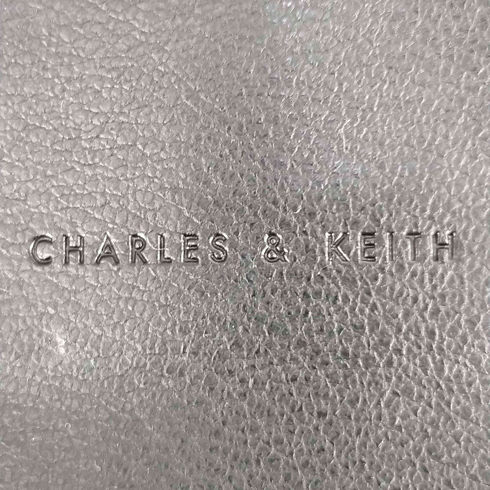 CHARLES & KEITH(チャールズキース)メタリックプッシュロックショートウォレット