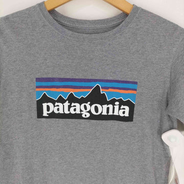 patagonia(パタゴニア)キッズ・リジェネラティブ・オーガニック・サーティファイド・コットン・P-6ロゴ・Tシャツ
