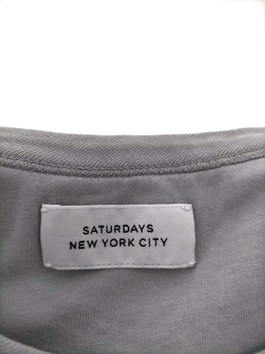 Saturdays New York City(サタデーズニューヨークシティ)ワンポイントロゴ クルーネックポケットTシャツ